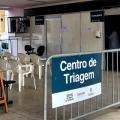 centro de triagem com grades, cadeiras e consultório a frente #paratodosverem