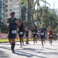 atletas correm em avenida da orla. #paratodosverem
