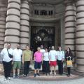 turistas na frente do museu do café #paratodosverem