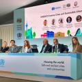 pessoas na mesa em reunião #paratodosverem