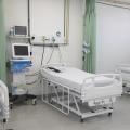Leitos com respiradores e monitores. #pracegover