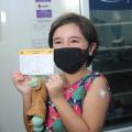 criança segura carteira de vacinação #paratodosverem