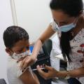 mulher vacina criança. #paratodosverem