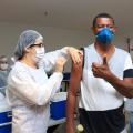 Portuários de outras faixas etárias são vacinados nesta quarta-feira em Santos