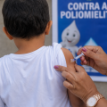 menino é vacinado no braço #paratodosverem 
