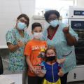 enfermeiras e duas crianças na sala de vacinação #paratodosverem