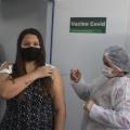 enfermeira aplica vacina em mulher #paratodosverem