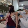 Jovem recebe aplicação de vacina fazendo selfie. #pratodosverem
