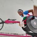 paratleta está em cadeira de rodas sobre plataforma #paratodosverem