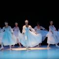 bailarinas dançando caracterizadas em palco #paratodosverem