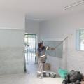Homem está pintando sala com rolo. #Paratodosverem