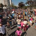 pessoas andando na avenida #paratodosverem