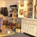 Peças de artesanato expostas em sala. #Paratodosverem