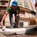 operário atua em calçada #paratodosverem 
