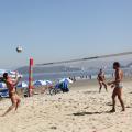 homens jogam futevôlei na areia da praia. #paratodosverem