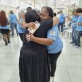 mulheres se abraçam #paratodosverem