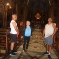 vovô orienta dois turistas em igreja #paratodosverem