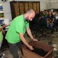 Funcionários de escolas municipais aprendem a usar composteiras