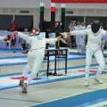 dois atletas em disputa de esgrima #pracegover 
