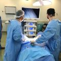 dois médicos durante a operação olham monitor #pracegover 