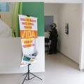 Entrada do atendimento com totem oferecendo preservativos #paratodosverem