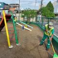 operários atuam em playground #paratodosverem 