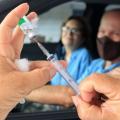 pessoas em carro olha preparação de vacina #paratodosverem