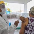 idosa é vacinada no braço #paratodosverem 