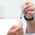 técnico coloca vacina em seringa #paratodosverem 