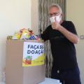 homem coloca doação em caixa #paratodosverem 
