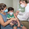 criança é vacinada no braço #paratodosverem 