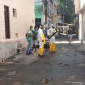 agentes nebulizam com roupas de proteção em rua #paratodosverem 