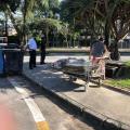 Guardas abordam rapaz que jogou resíduos de forma irregular em praça. #paratodosverem