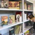 mulher olha livro #paratodosverem