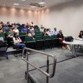 Pessoas no auditório sentadas #paratodosverem