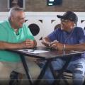rubens e joãozinho conversando sentados em uma mesa #paratodosverem
