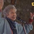artista canta no microfone com as mãos para cima #paratodosverem