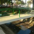 ponte com corrimão verde sobre canal  #paratodosverem