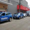carros da guarda e onibus estacionados em rua #paratodosverem