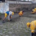 trabalhadores realizam capinação e raspação em rua #paratodosverem