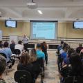 pessoas assistem palestra #paratodosverem