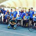 atletas em cadeiras de rodas posam para foto em pista #paratodosverem
