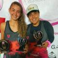 duas atletas segurando troféus #paratodosverem