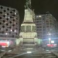 monumento iluminado na praça #paratodosverem