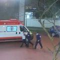 dois guardas levam suspeito em direção ao hospital #paratodosverem