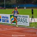 atleta correndo em pista de atletismo #paratodosverem