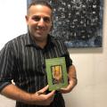 escritor posa para foto segurando o livro #paratodoverem