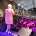 artista canta no palco e muitas pessoas assistem #paratodosverem