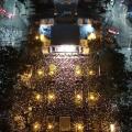 imagem aérea da praça lotada a noite #paratodosverem
