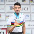 atleta exibe medalha no podio #paratodosverem